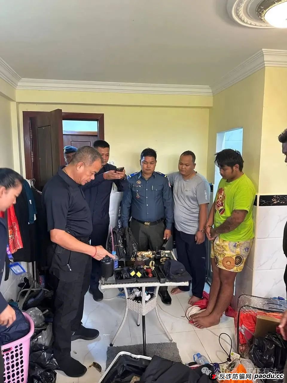 场面震撼！柬埔寨电诈园区上演集体大逃亡！