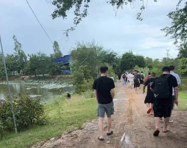 场面震撼！柬埔寨电诈园区上演集体大逃亡！