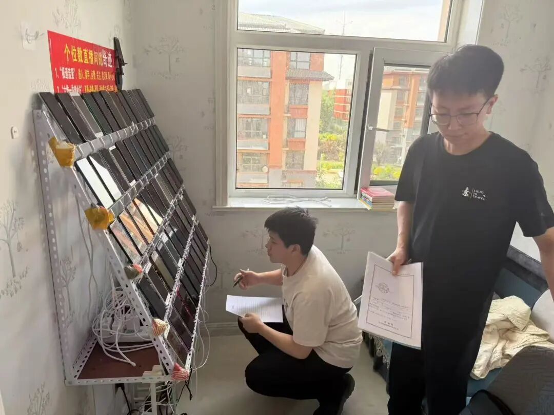 净网-2025|网警揭露直播间“托儿”真面目！