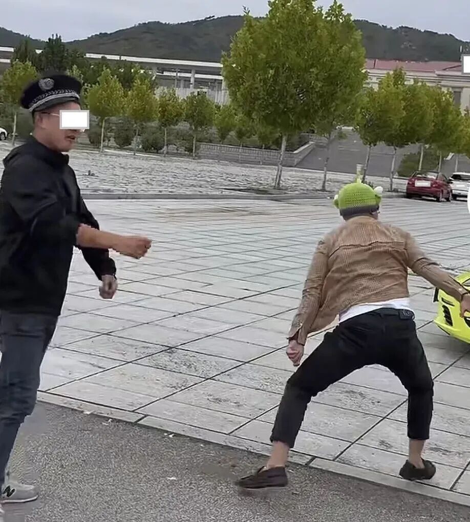 为博眼球着警服拍恶搞视频!一男子被拘! 为博眼球着警服拍恶搞视频!一男子被拘!