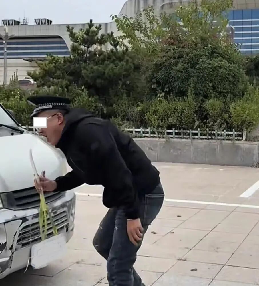 为博眼球着警服拍恶搞视频!一男子被拘! 为博眼球着警服拍恶搞视频!一男子被拘!